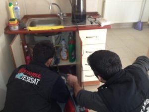 tıkanan mutfak evyesini robotla açan ustalar