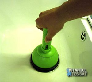 makineyle-lavabo-açıcı-tesisatçı-servis